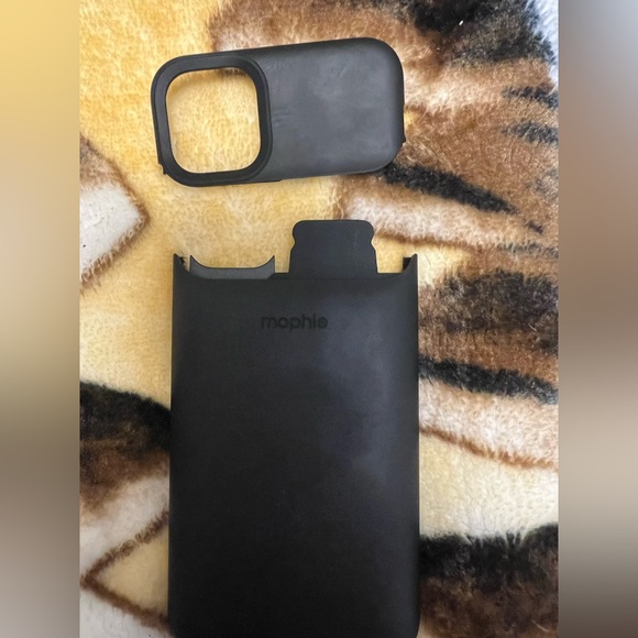 Lightly used Mophie charging case for IPhone 11Pro Max - Picture 3 of 4